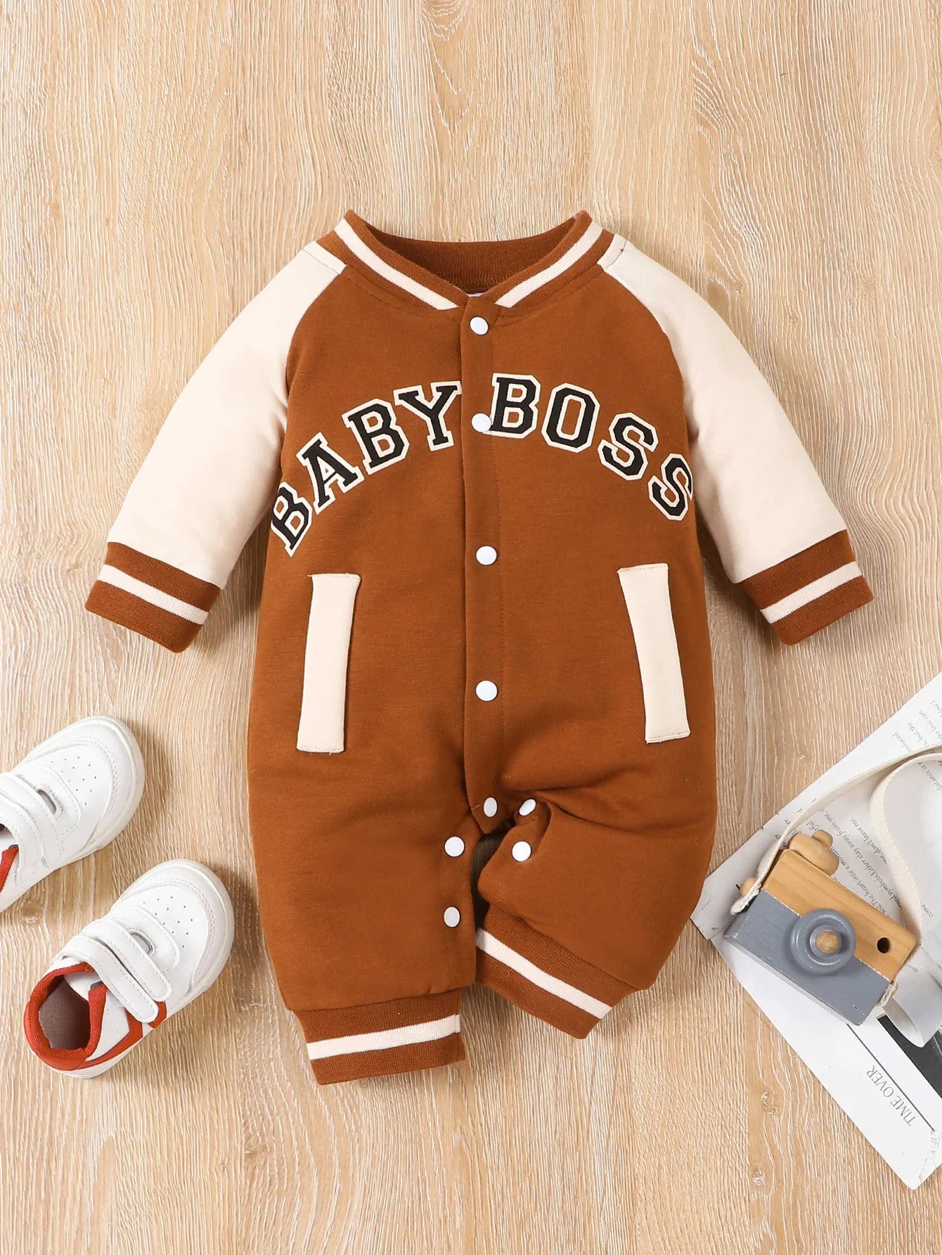 Macacão infantil masculino de manga comprida com estampa de letras, gola redonda e design moderno, fofo e personalizado.