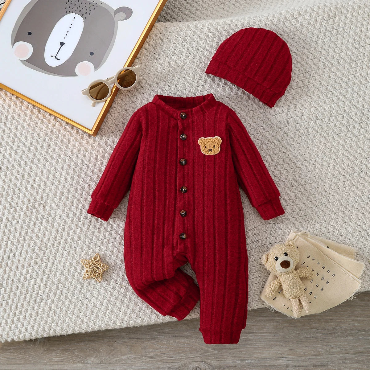 【Bebê Menino】Body vermelho de outono e inverno com botões frontais e um lindo emblema de urso no peito + conjunto de gorro vermelho. Apresentando um