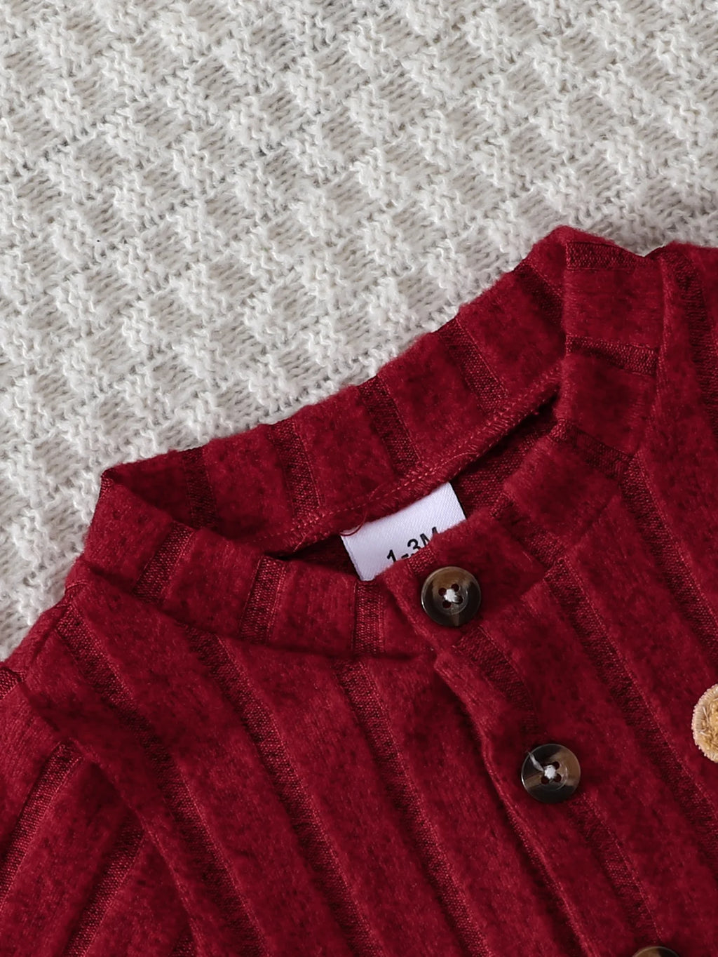 【Bebê Menino】Body vermelho de outono e inverno com botões frontais e um lindo emblema de urso no peito + conjunto de gorro vermelho. Apresentando um