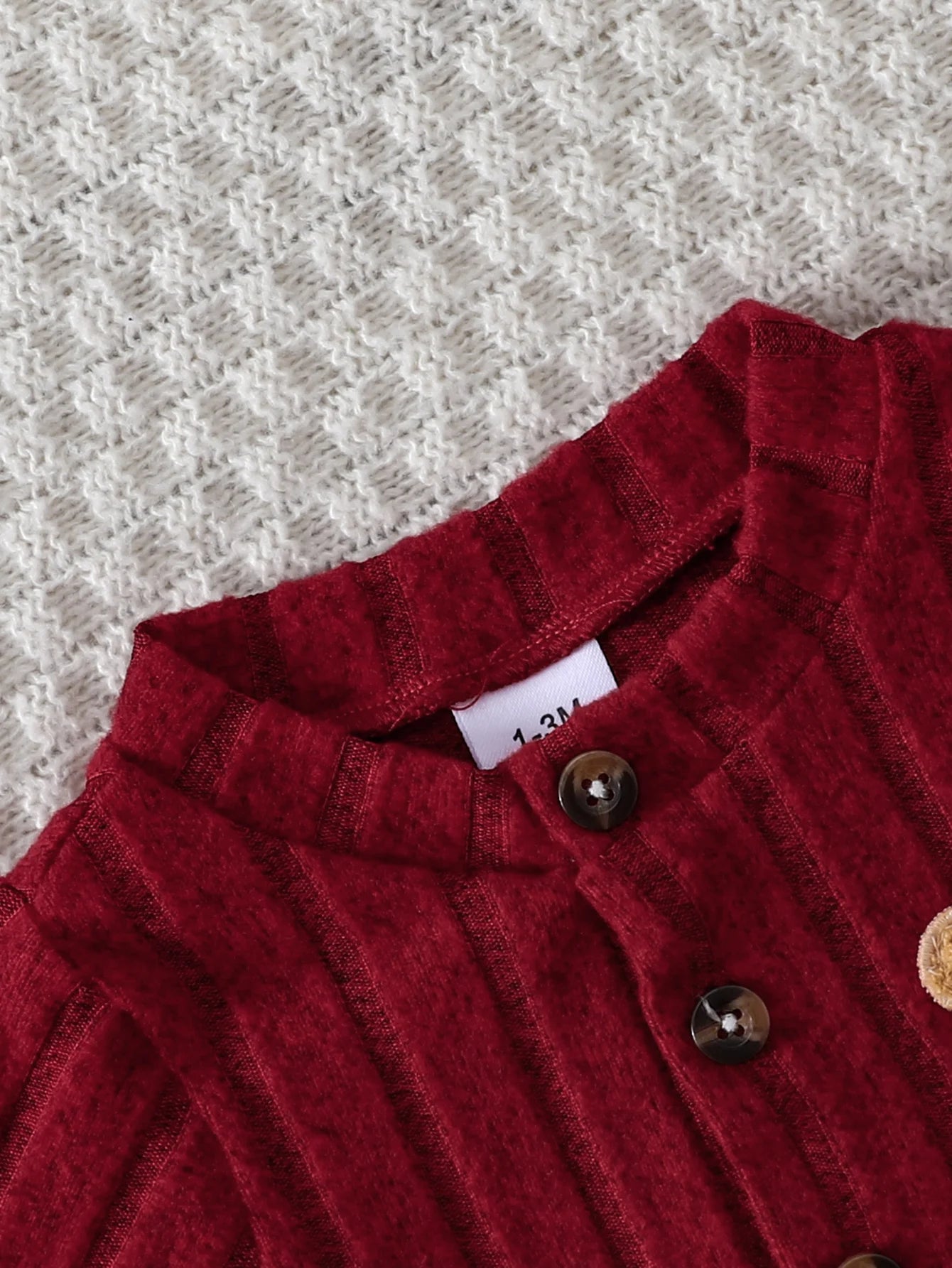 【Bebê Menino】Body vermelho de outono e inverno com botões frontais e um lindo emblema de urso no peito + conjunto de gorro vermelho. Apresentando um