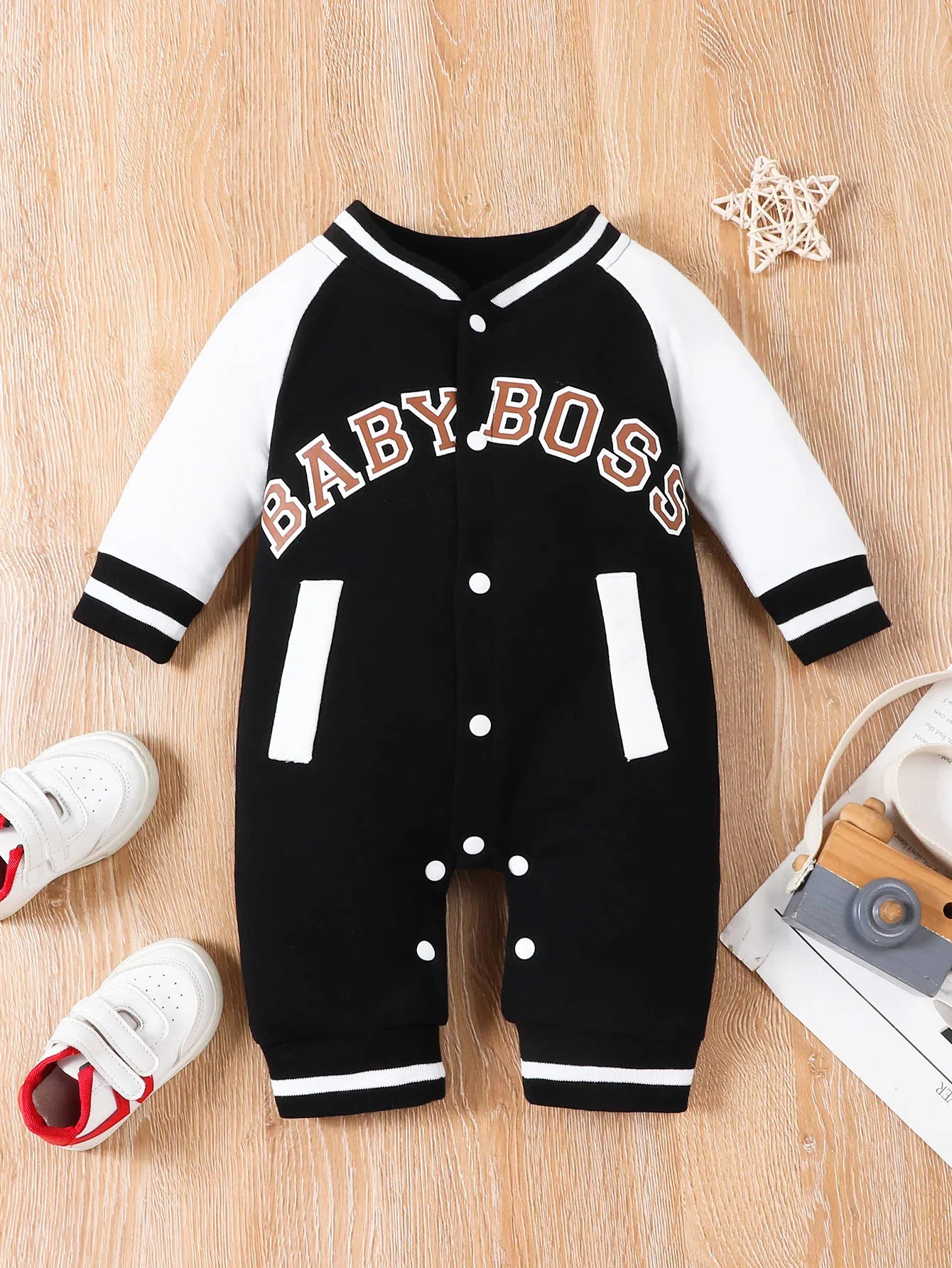 Macacão infantil masculino de manga comprida com estampa de letras, gola redonda e design moderno, fofo e personalizado.