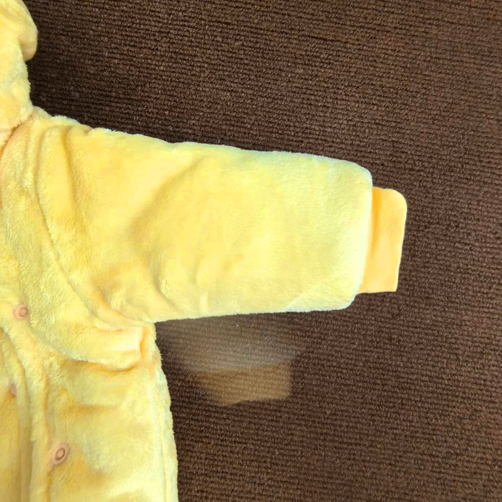Macacão infantil com capuz e pezinhos, fechamento por botões de pressão, forro de lã, faixa para a cabeça e proteção para os pés. Macacão de inverno com estampa fofa.