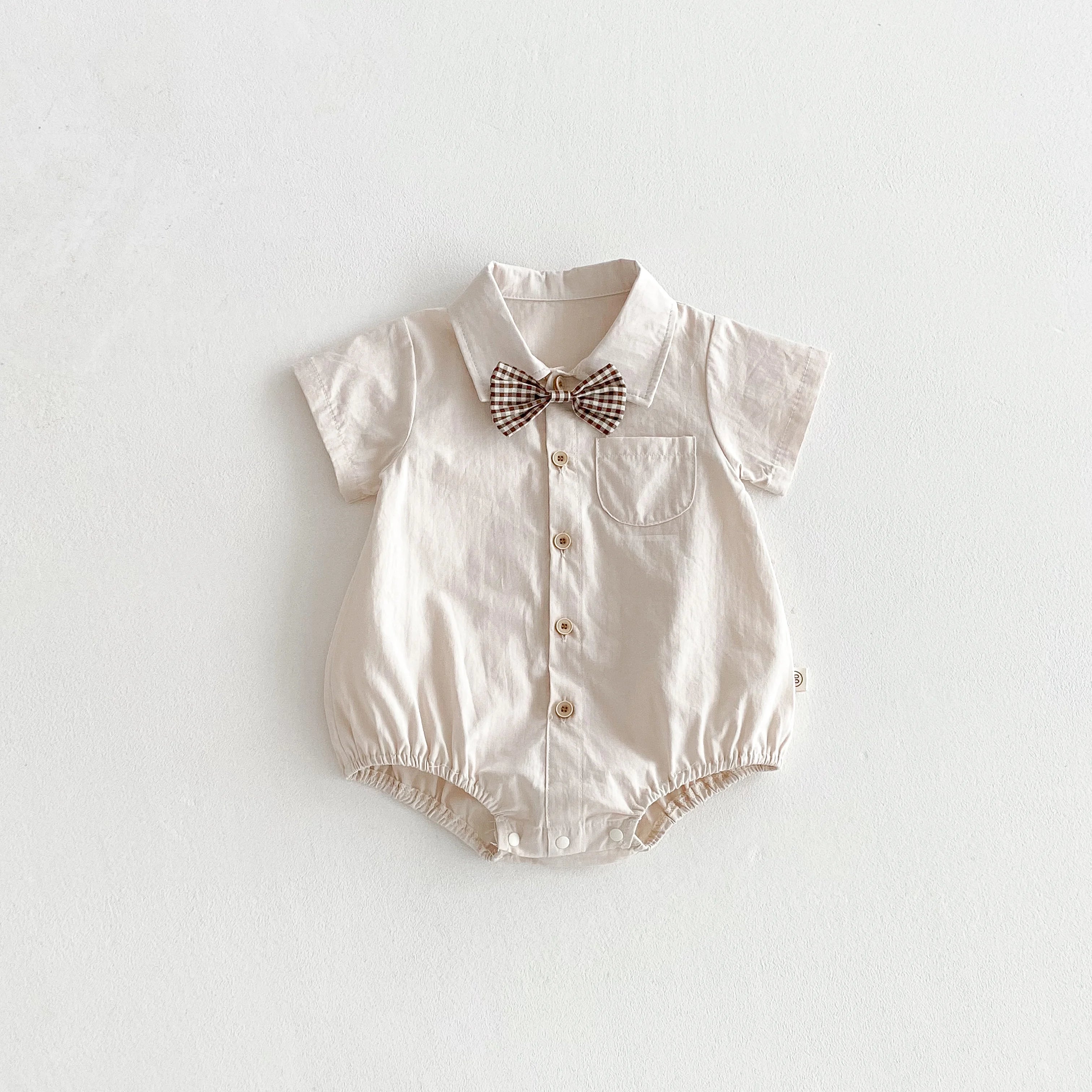 Macacão infantil de verão estilo coreano, cor sólida, com lapela, elegante macacão masculino com gravata borboleta e abotoamento simples, muito adequado para