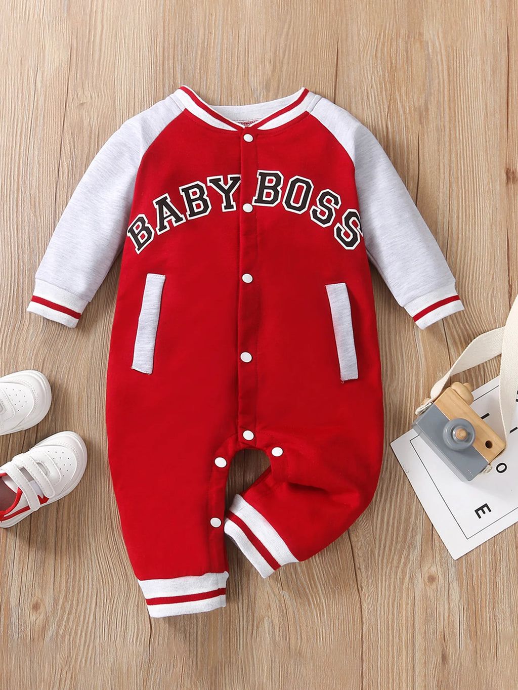 Macacão infantil masculino de manga comprida com estampa de letras, gola redonda e design moderno, fofo e personalizado.