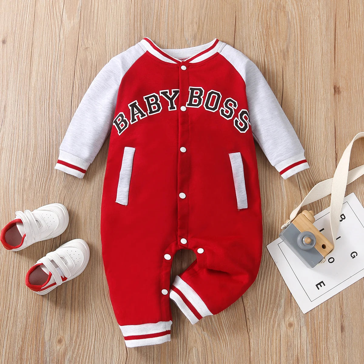 Macacão infantil masculino de manga comprida com estampa de letras, gola redonda e design moderno, fofo e personalizado.