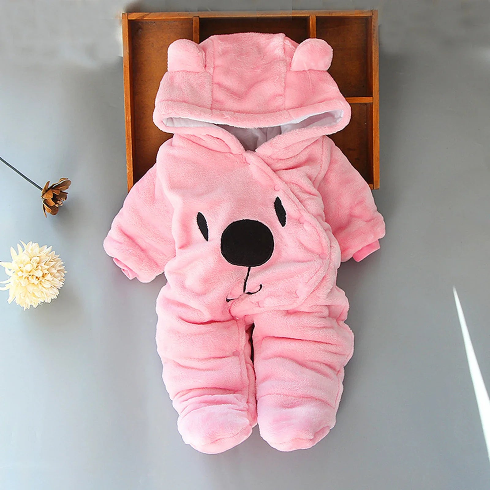 Macacão infantil com capuz e pezinhos, fechamento por botões de pressão, forro de lã, faixa para a cabeça e proteção para os pés. Macacão de inverno com estampa fofa.