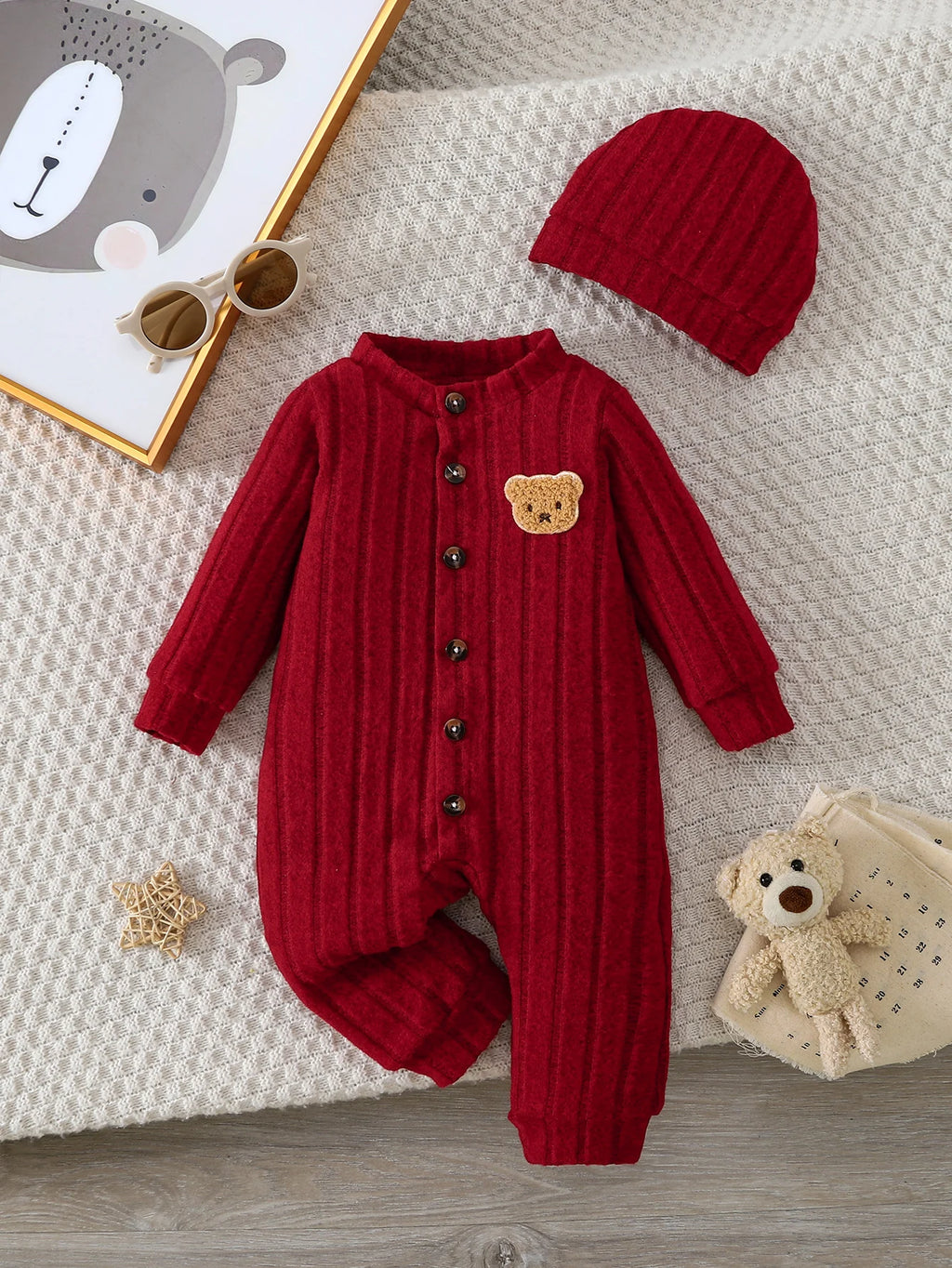 【Bebê Menino】Body vermelho de outono e inverno com botões frontais e um lindo emblema de urso no peito + conjunto de gorro vermelho. Apresentando um