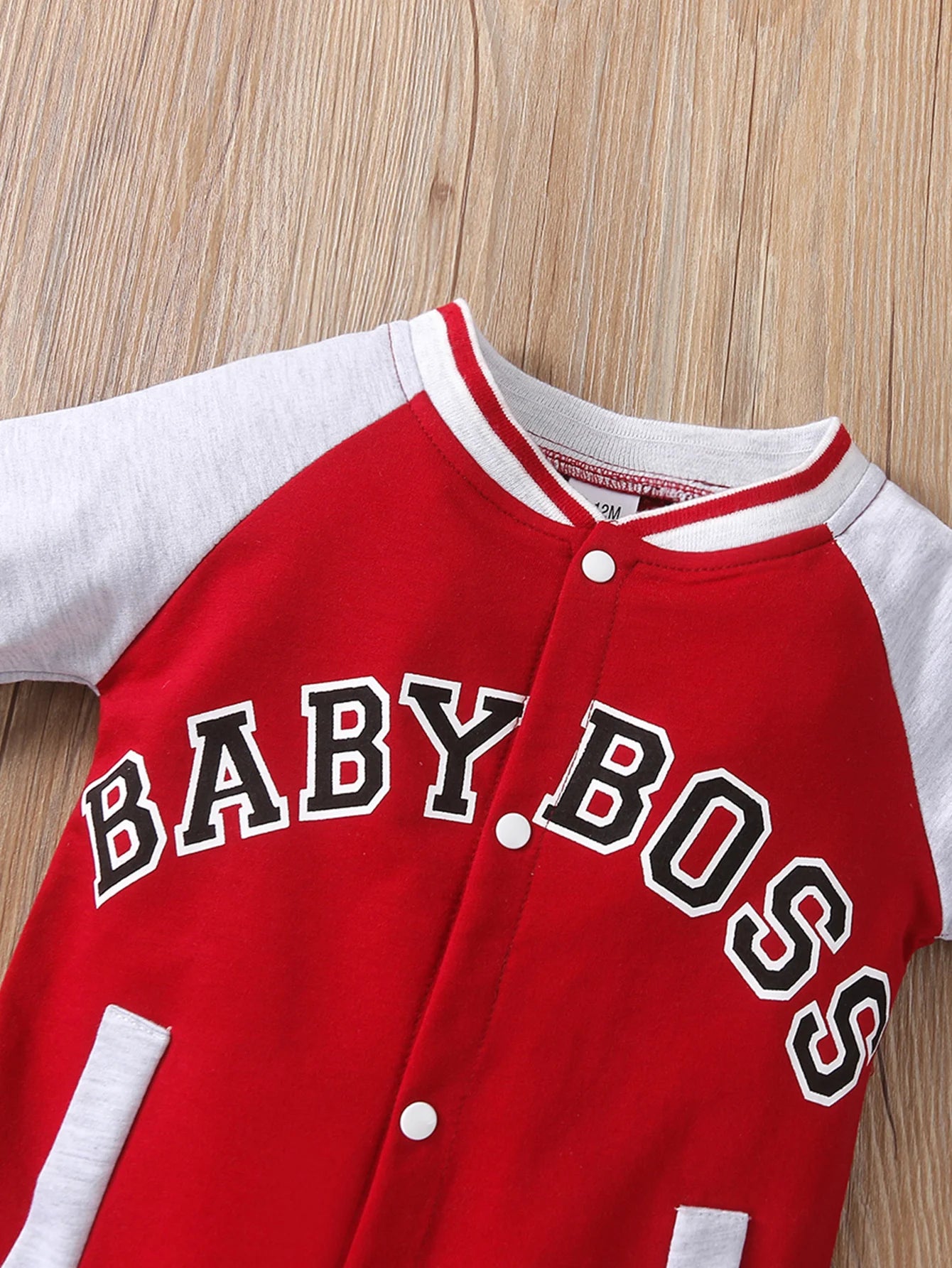 Macacão infantil masculino de manga comprida com estampa de letras, gola redonda e design moderno, fofo e personalizado.