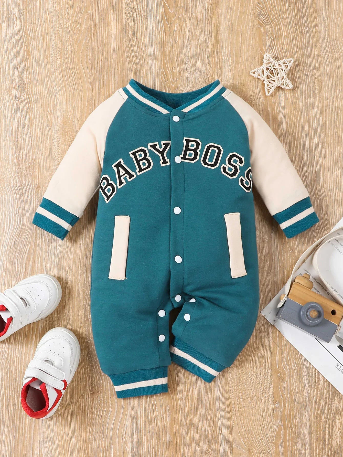 Macacão infantil masculino de manga comprida com estampa de letras, gola redonda e design moderno, fofo e personalizado.