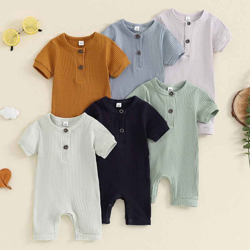 Macacão infantil de manga curta, malha canelada, cor sólida, algodão, para bebês meninos e meninas de 0 a 18 meses. Possui gola redonda e botões.