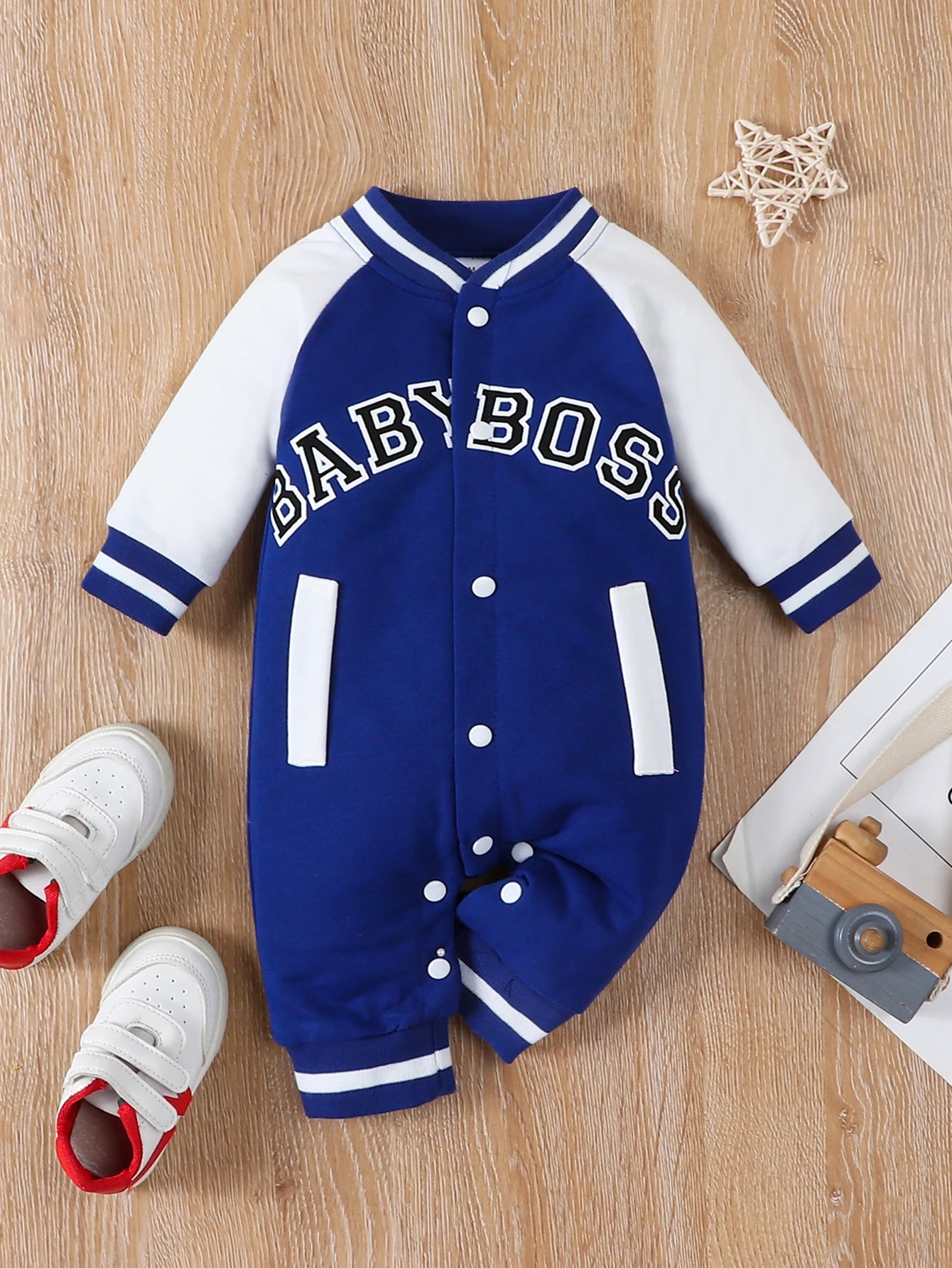 Macacão infantil masculino de manga comprida com estampa de letras, gola redonda e design moderno, fofo e personalizado.