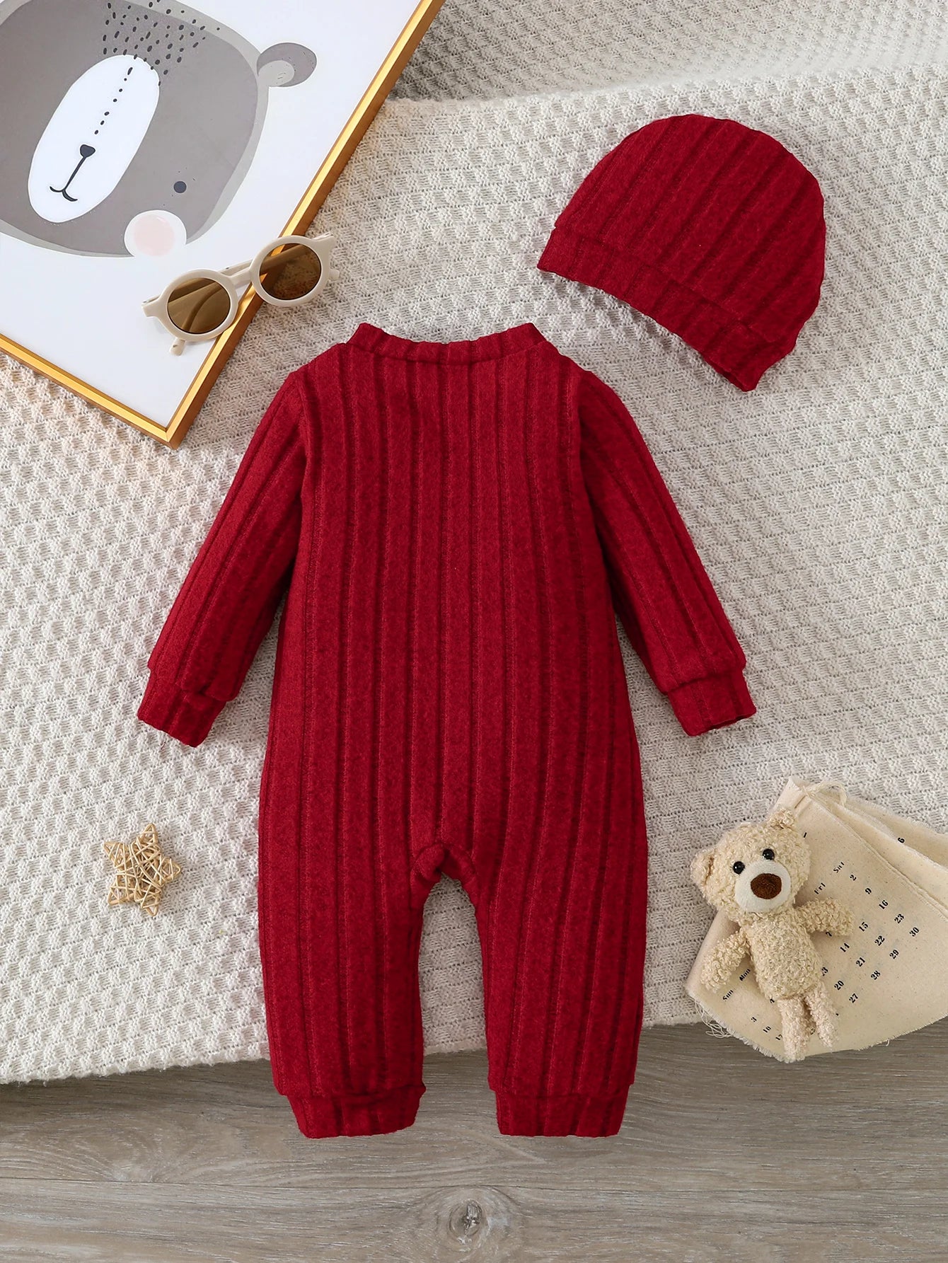 【Bebê Menino】Body vermelho de outono e inverno com botões frontais e um lindo emblema de urso no peito + conjunto de gorro vermelho. Apresentando um