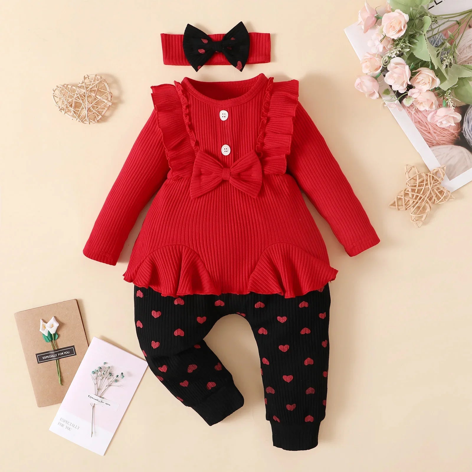 Conjunto de roupa infantil para meninas, ideal para outono e inverno, com body rosa de manga comprida e calça com laço. Roupa de bebê moderna e estilosa.