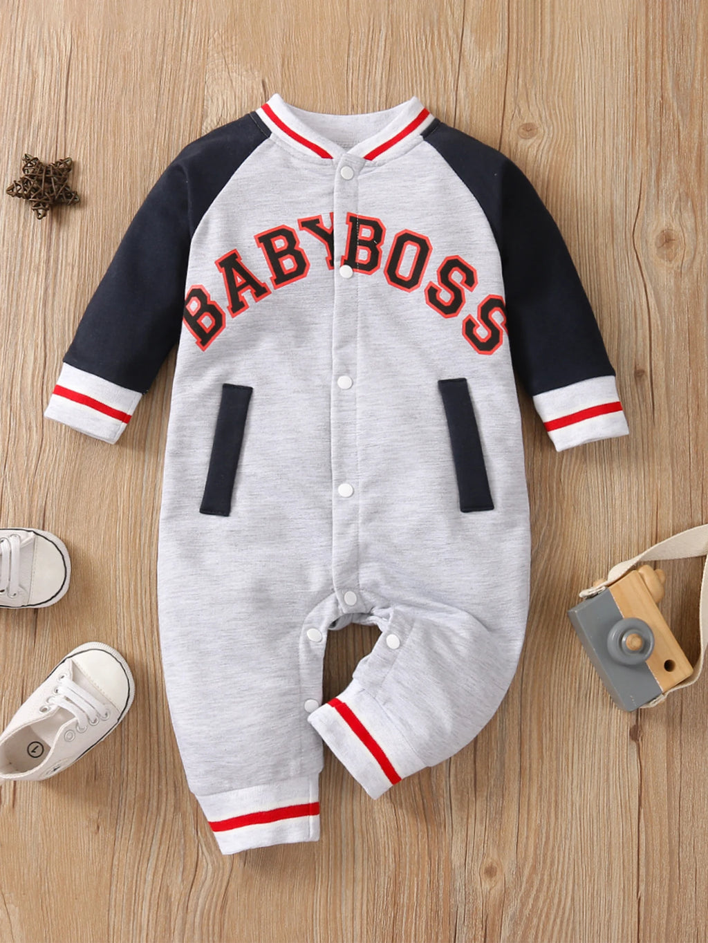 Macacão infantil masculino de manga comprida com estampa de letras, gola redonda e design moderno, fofo e personalizado.