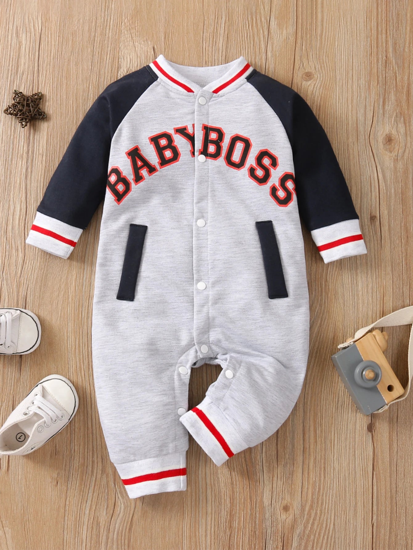 Macacão infantil masculino de manga comprida com estampa de letras, gola redonda e design moderno, fofo e personalizado.