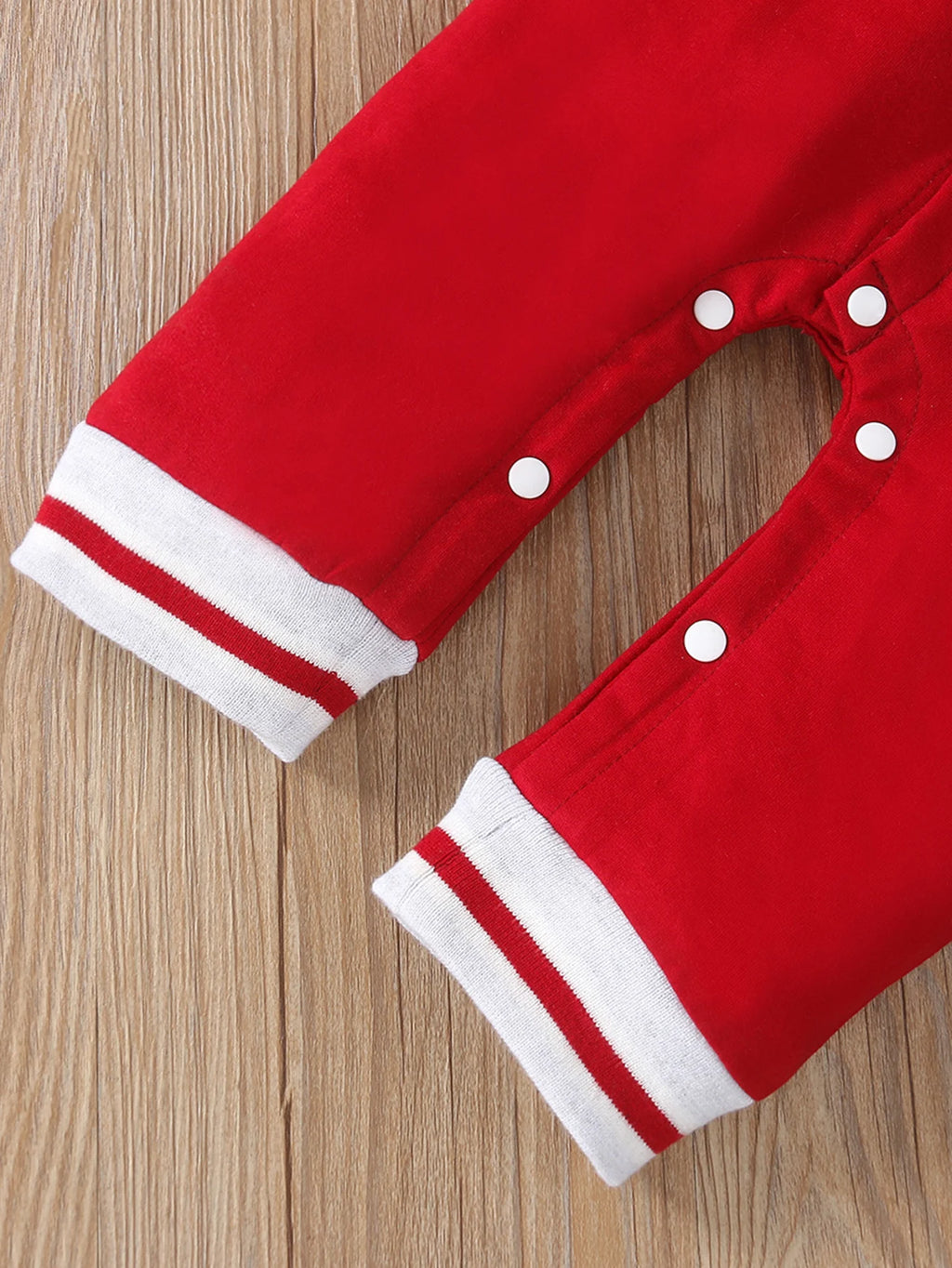 Macacão infantil masculino de manga comprida com estampa de letras, gola redonda e design moderno, fofo e personalizado.